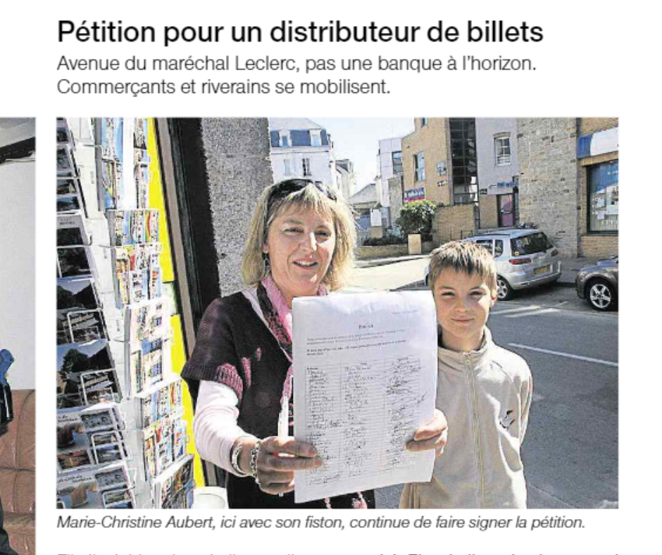 Marie, ici avec son fiston, continue de faire signer la pétition